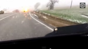 Momentul in care o masina cu hoti e lovita de fulger (Youtube/WNTV)